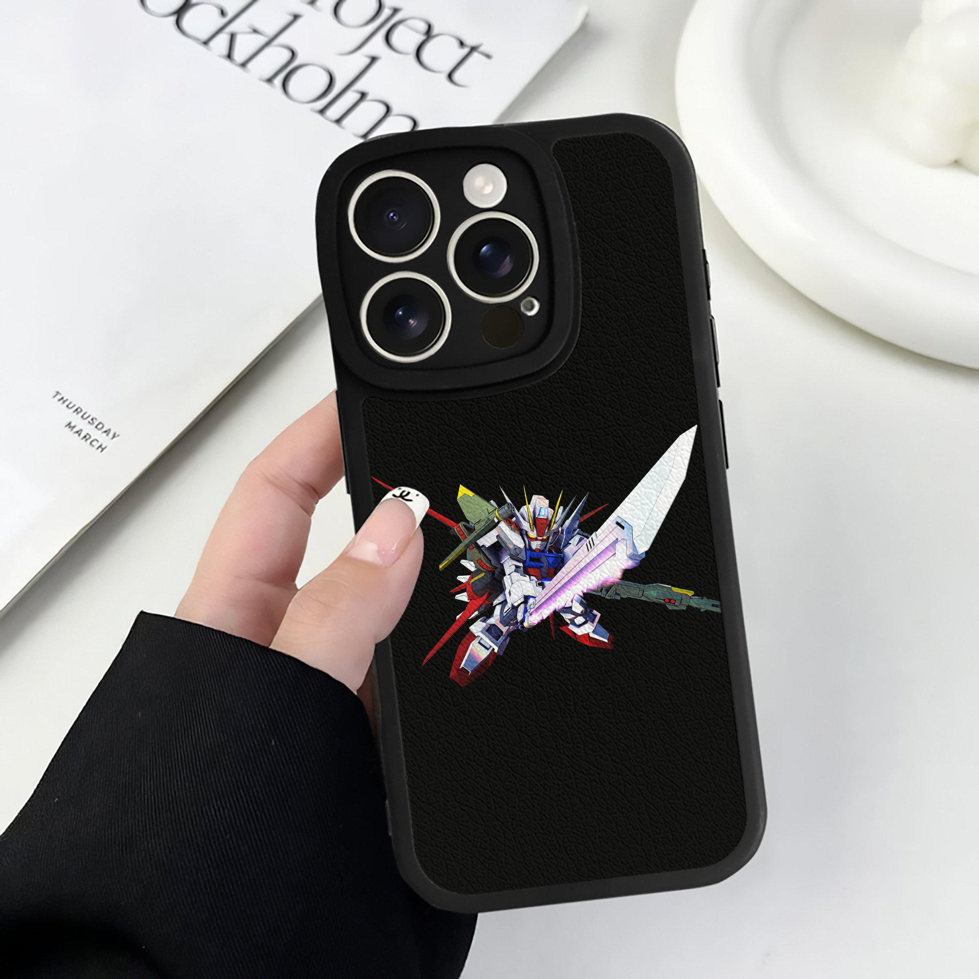 （画像用） 機動戦士ガンダム Mobile Suit Gundam 【iPhone 16シリーズ対応】シリコンスマホケース（レザー調） 材質：シリコン